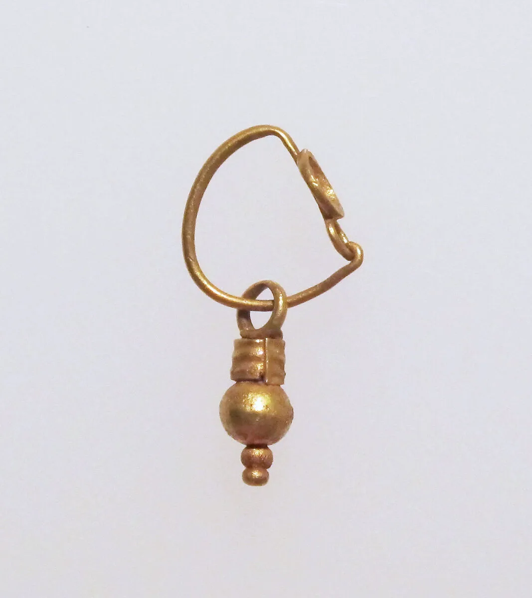 Gold earring with disc and pendant — Unknown