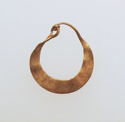 Earring, crescent-shaped