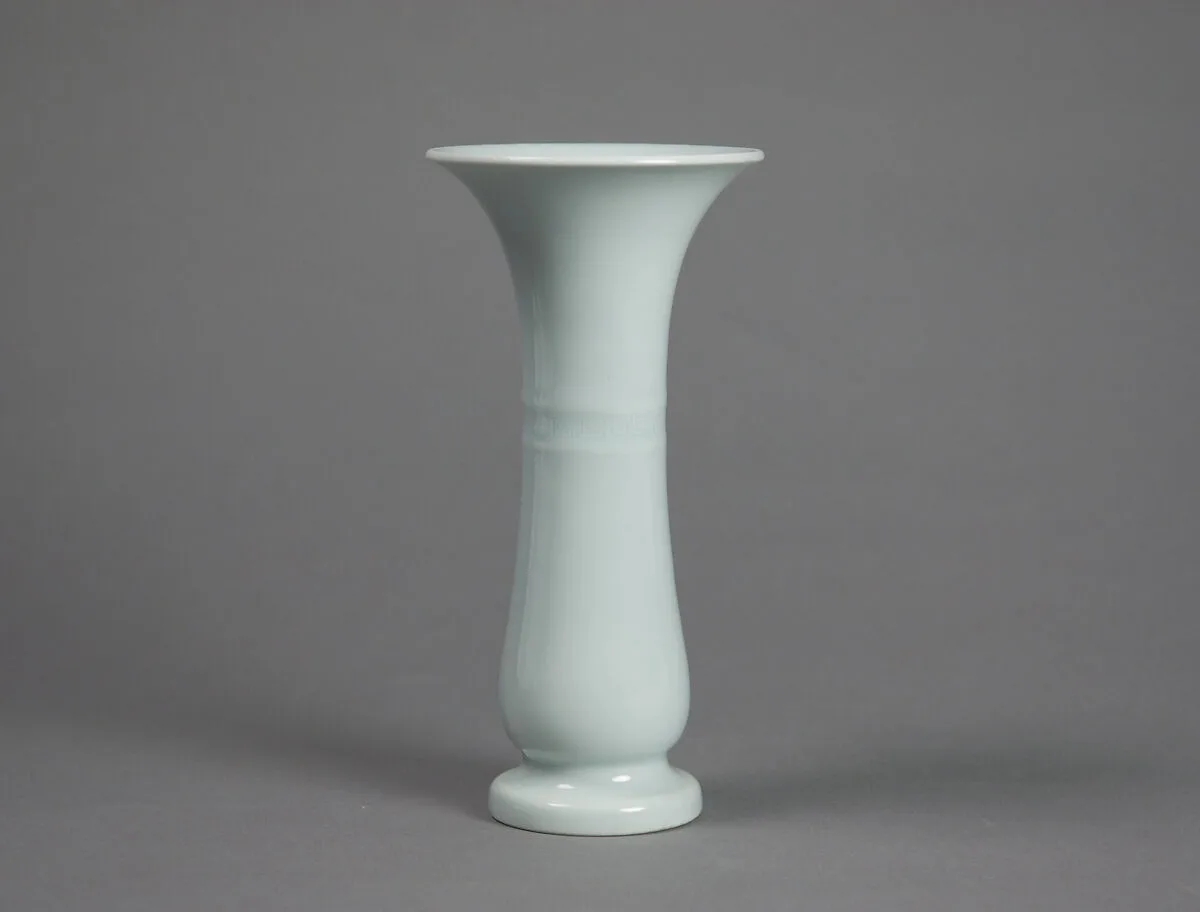 清乾隆 景德鎮窯月白釉觶瓶|Vase in the shape of an ancient ritual cup (zhi) (one of a pair) — Unknown