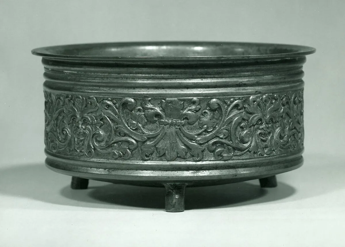 Bowl decorated with frieze of grotesques — Unknown