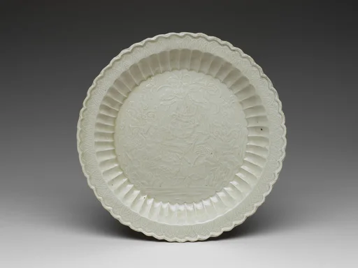 金    定窯白瓷龜鶴長春菊瓣盤|Chrysanthemum-petal dish with tortoise, cranes, and flowers