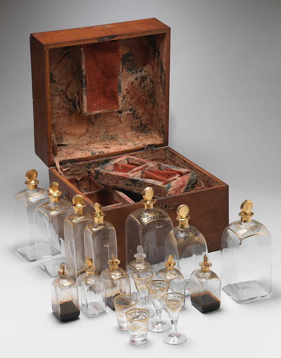 Canteen with thirteen bottles and five wineglasses — Unknown