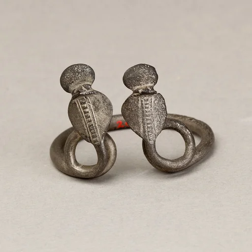 Bracelet with two uraei