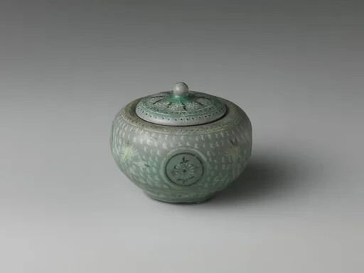 청자 상감 금채 국화 무늬 작은 항아리 고려|靑磁象嵌金彩菊花文小壺 高麗|Small jar and cover decorated with chrysanthemums, cranes, and clouds