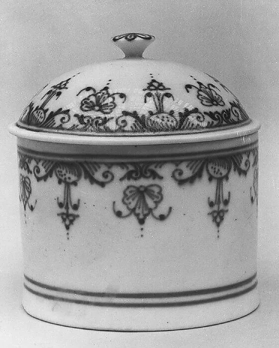 Jar with cover — Mennecy