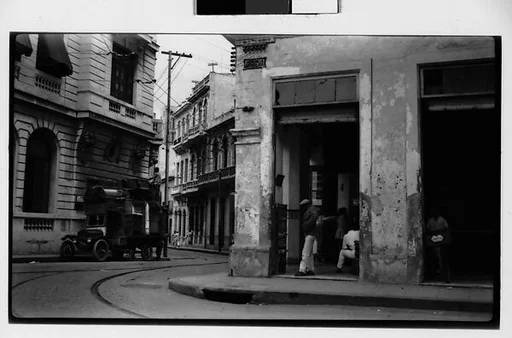 [Street Scene, Avenue de la Republica, Havana]
