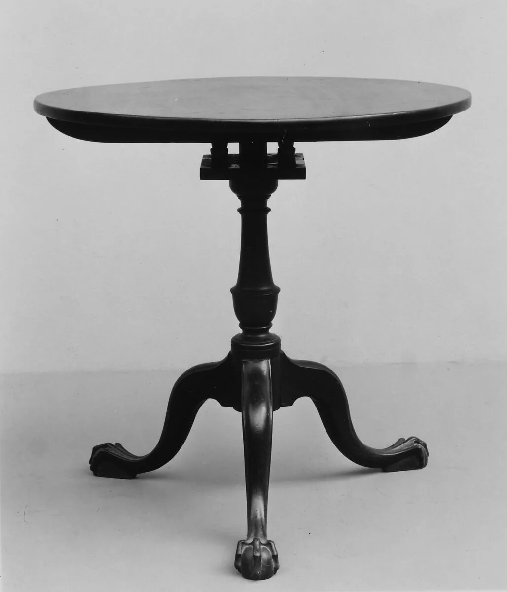 Round tea table — Unknown