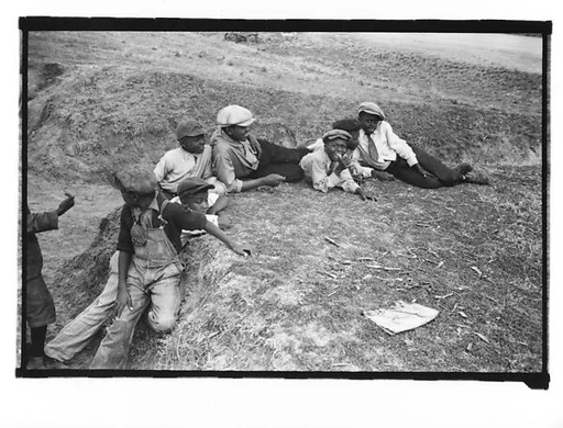 [Children on Levee, New Orleans Vicinity, Louisiana]