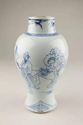 清康熙 景德鎮窯青花庭院高士圖瓶|Vase with scholars in a garden