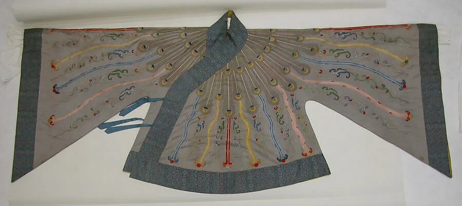 清 緞地彩繡孔雀羽紋羅漢衣|Theatrical jacket with peacock feather design — Unknown
