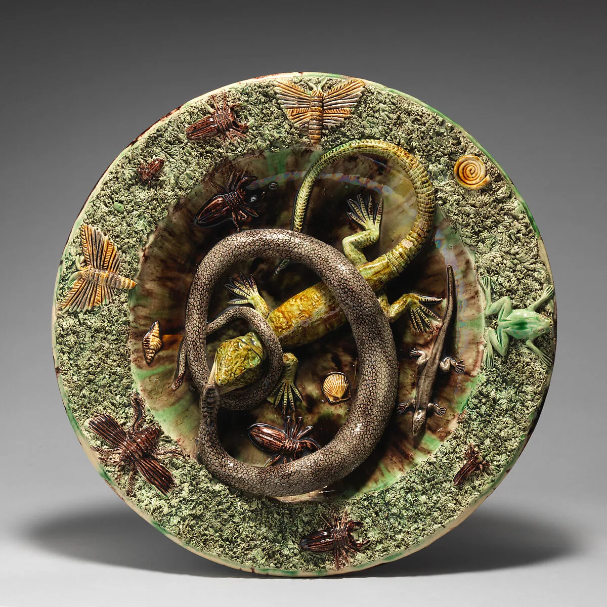 Round dish with fighting lizard and snake — Manuel Mafra