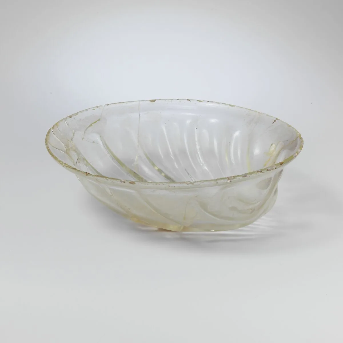 Glass bowl in the form of a shell — Unknown