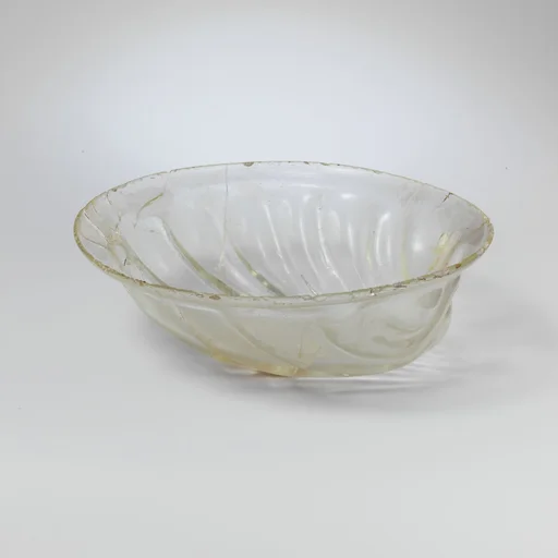 Glass bowl in the form of a shell