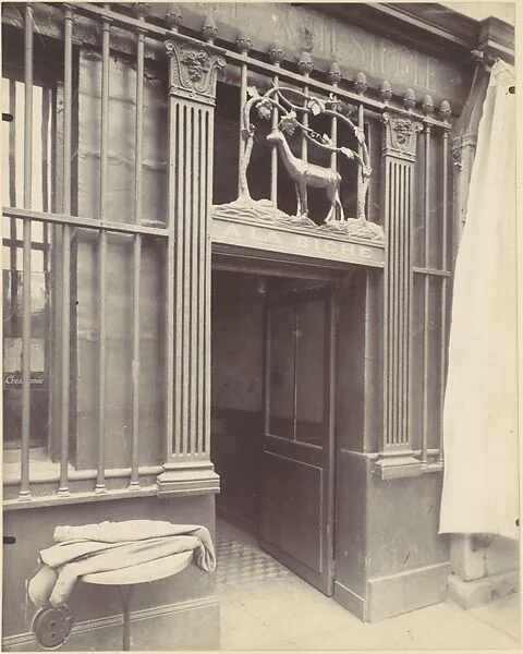 A la Biche, rue Geoffrey Hilaire — Eugène Atget