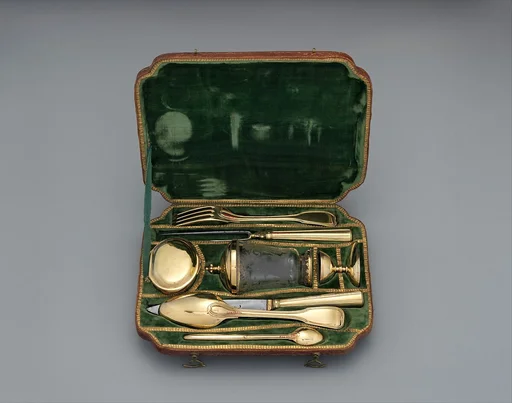 Traveling set with glass beaker in case