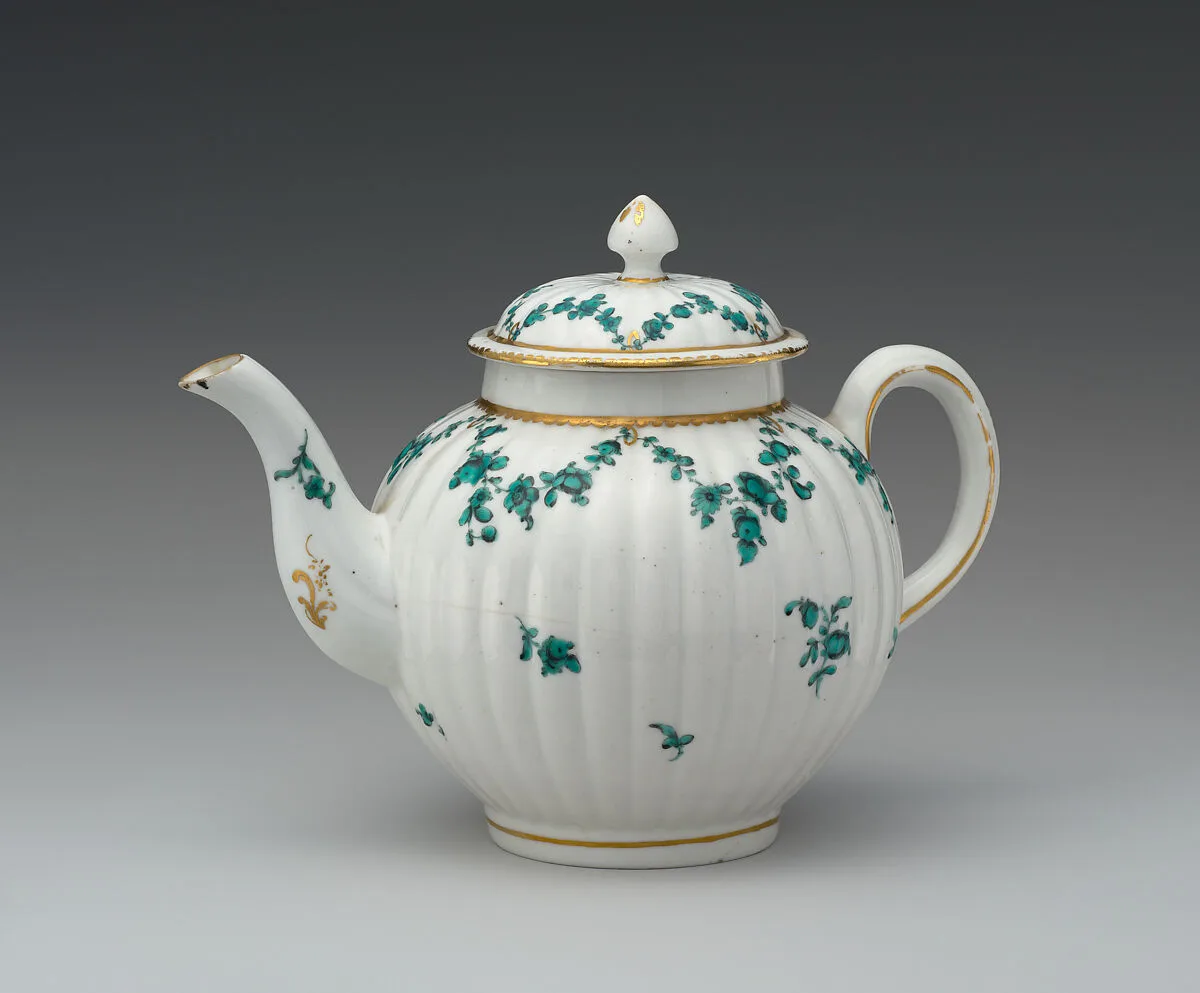Teapot — Chelsea Porcelain Manufactory|Derby Porcelain Manufactory