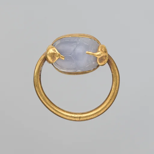Gold ring with chalcedony scaraboid