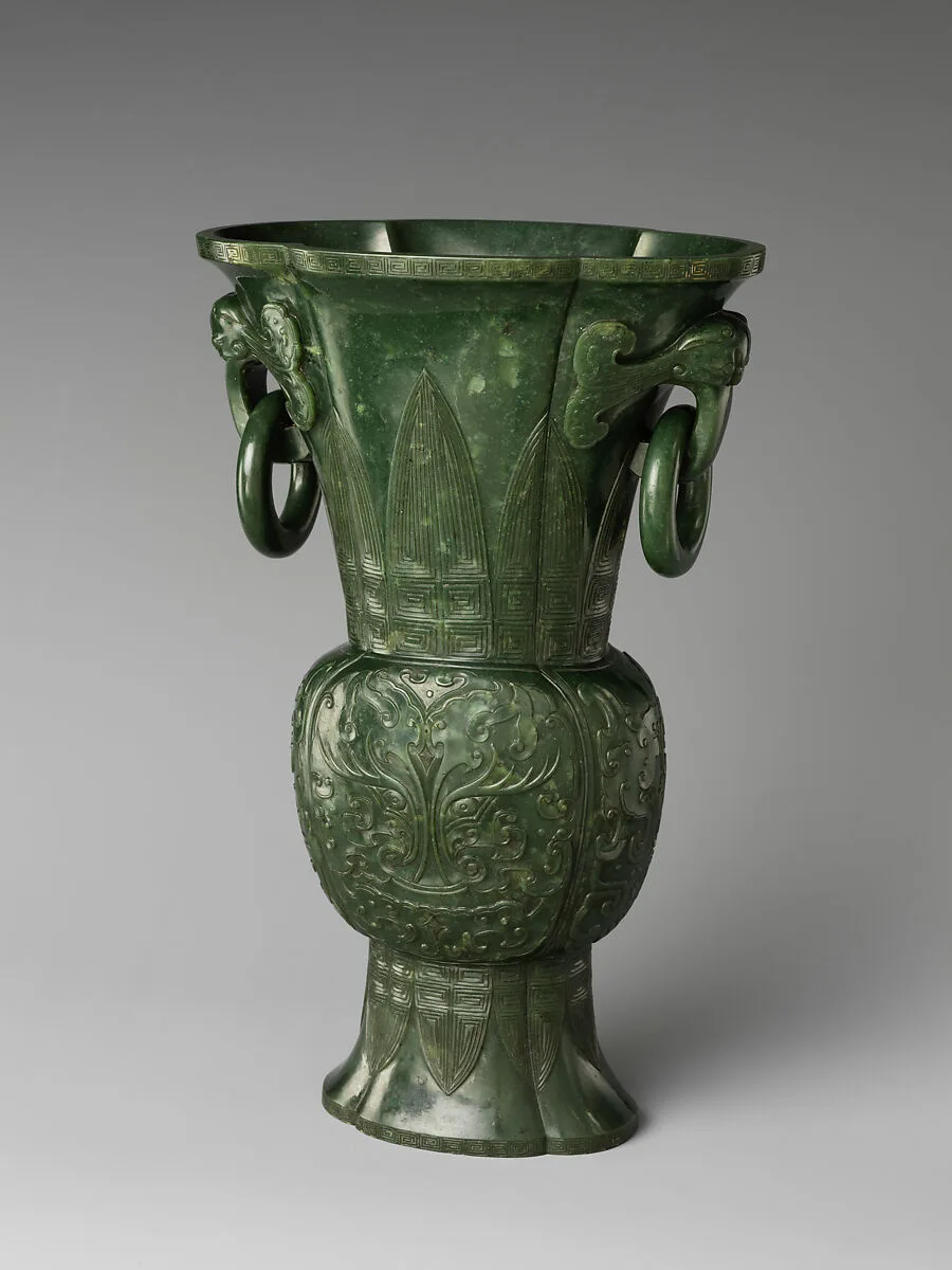 清乾隆 碧玉倣古活環花尊|Archaic-style vase with ring handles — Unknown