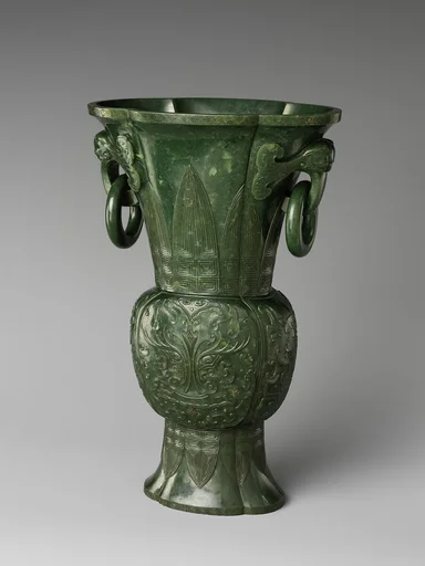 清乾隆 碧玉倣古活環花尊|Archaic-style vase with ring handles