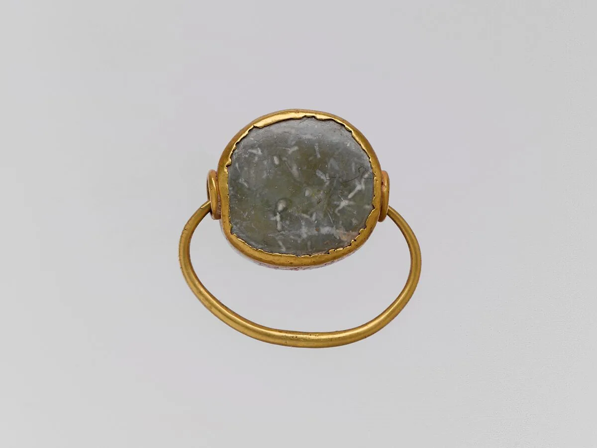 Gold hoop with picrolite stone in gold setting — Unknown