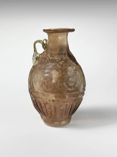 Glass amphoriskos with band of scrolls