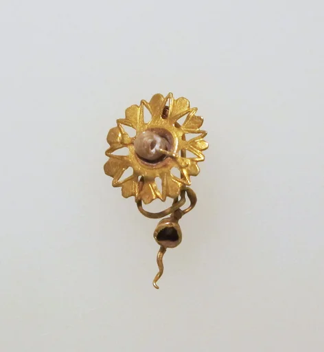 Earring with pendant and disc and pearl setting