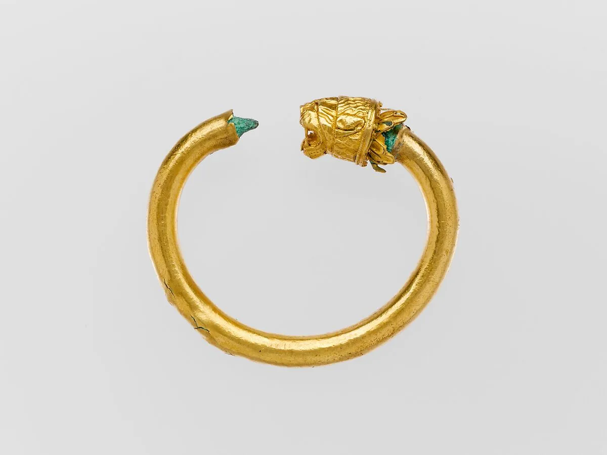 Gold and copper alloy bracelet with lion-head finials — Unknown