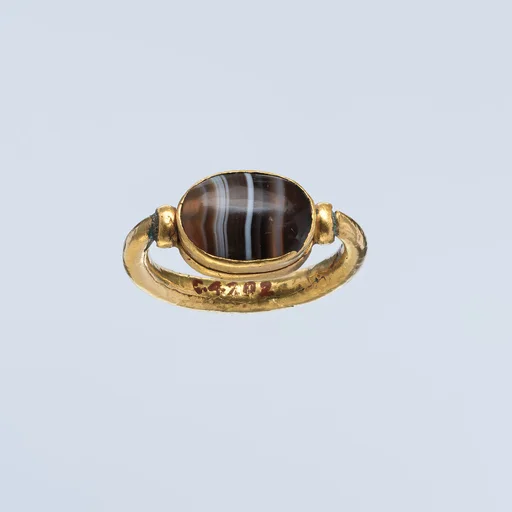 Gold ring with plain agate scaraboid