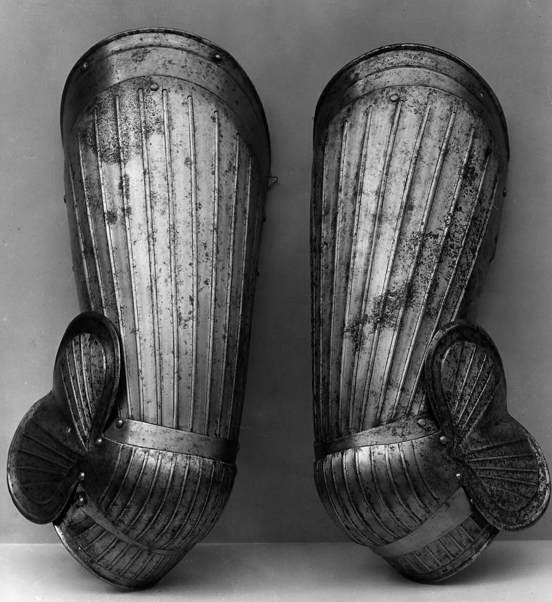 Pair of Thigh Defenses (Cuisses) with knee defenses (Poleyns) — Unknown