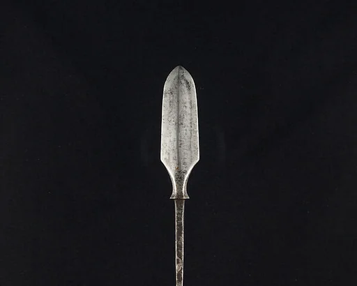 Arrowhead (<i>Yanone</i>)