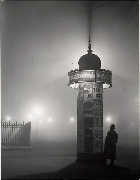 La Colonne Morris dans le Brouillard — Brassaï