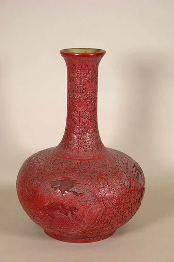 清晚期 剔紅開光山水紋漆瓶|Vase with peony scroll and landscape panels