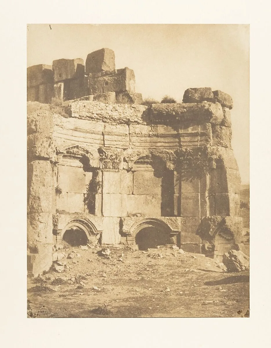 Hémicycle de l'enceinte des Temples, à Baâlbek — Maxime Du Camp