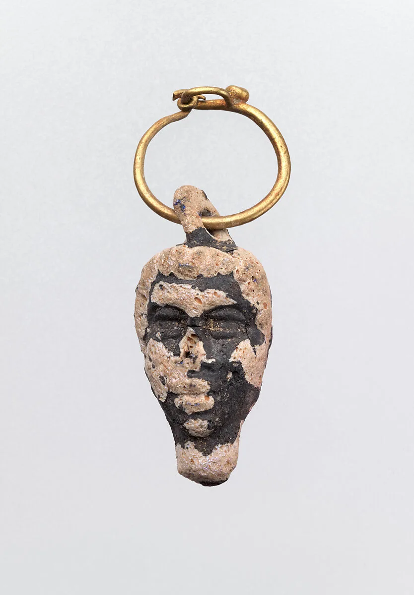 Gold hoop with glass pendant in the form of a youthful head — Unknown