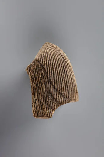 Tile fragment, part of a wig from a figure of the king