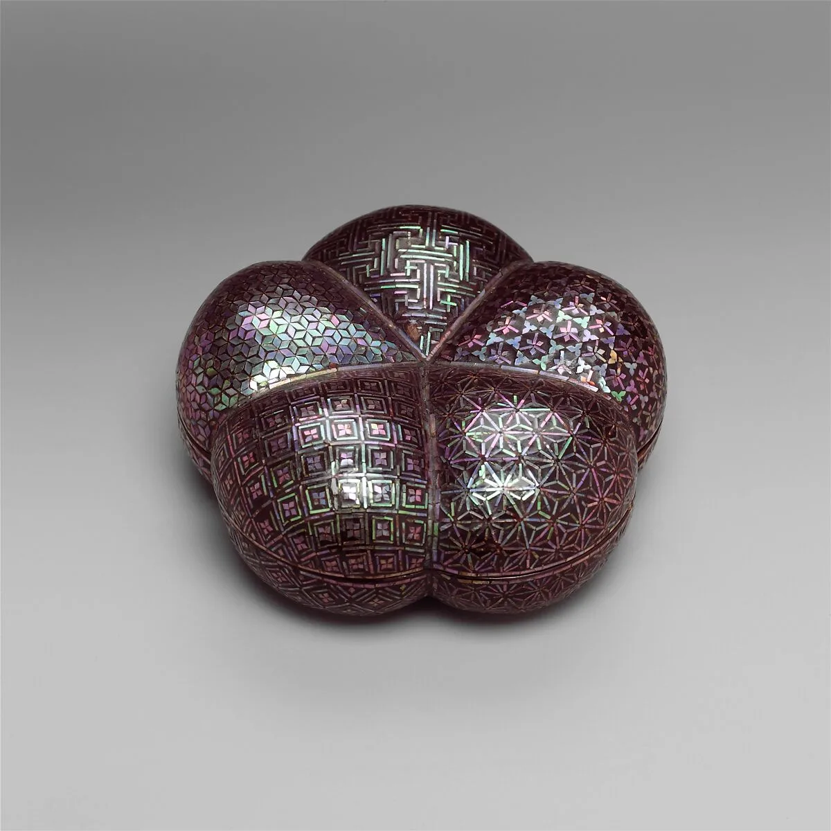 清 黑漆嵌螺鈿幾何紋盒|Box with Geometric Designs — Unknown