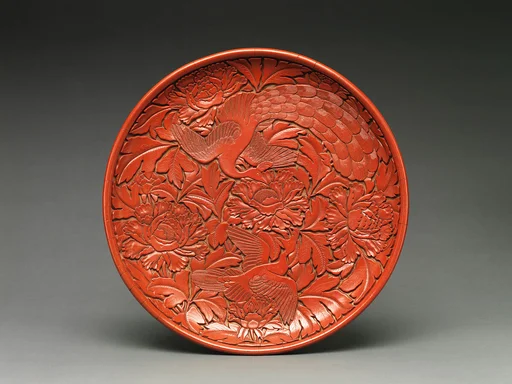 明永樂 雕漆剔紅孔雀牡丹紋盤|Dish with peafowls and peonies
