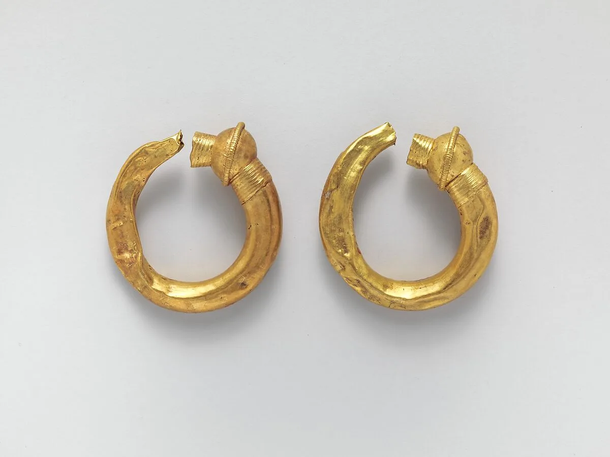 Gold trumpet-shaped earrings — Unknown