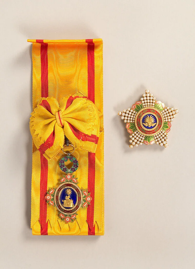 宝冠章|Insignia of the Order of the Precious Crown, Paulownia — Unknown