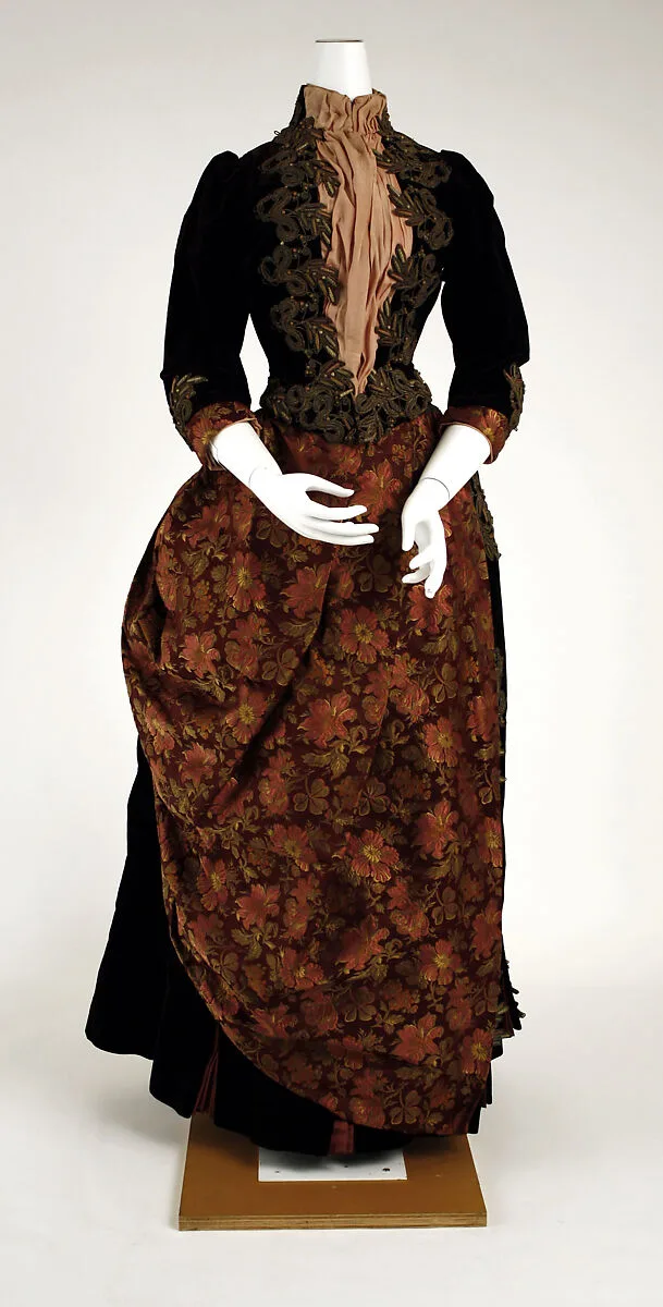 Walking dress — Unknown