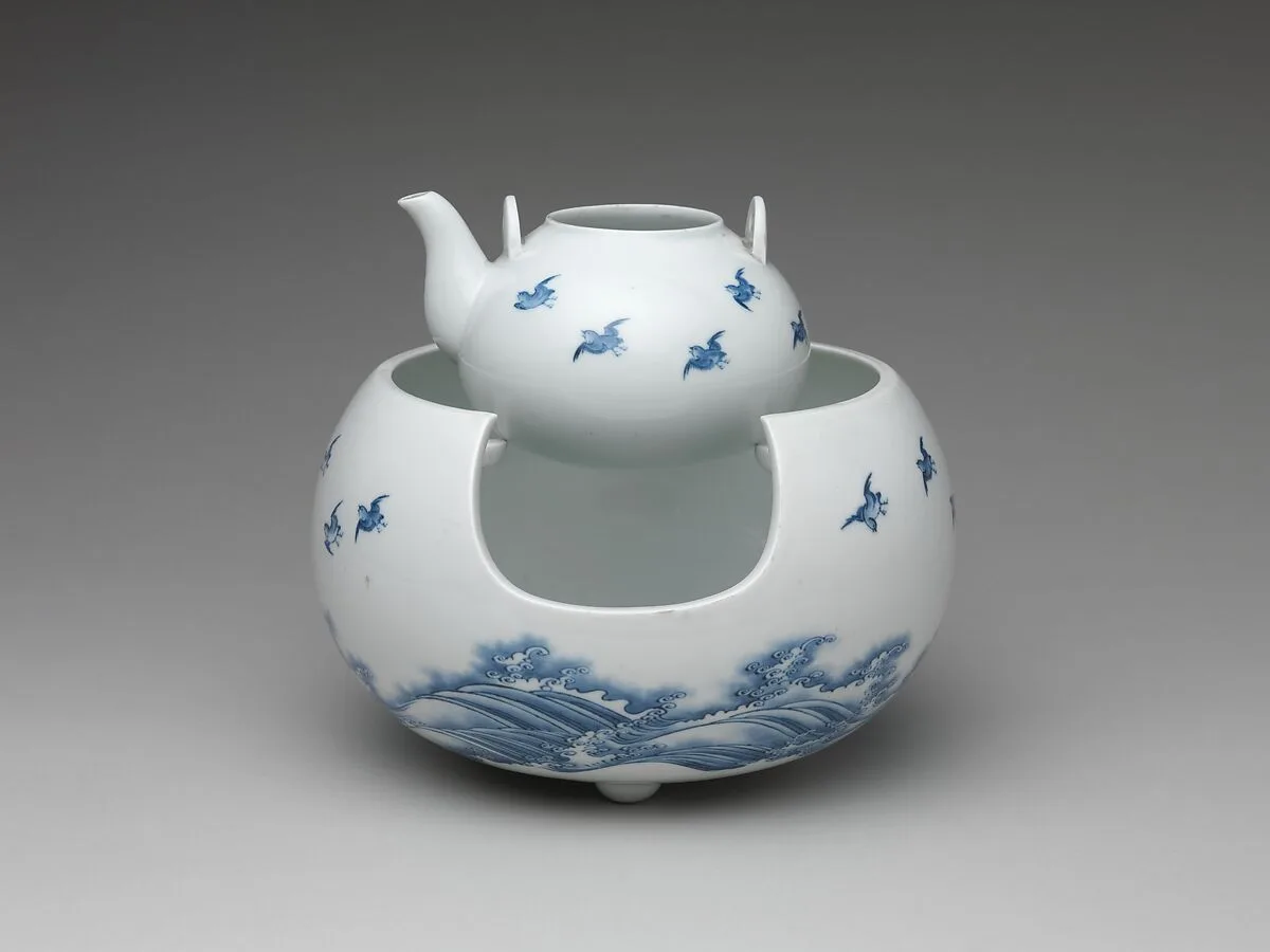 波に飛鳥文急須と火鉢 平戸焼|Teapot and Brazier with Design of Birds Flying over Waves — Unknown