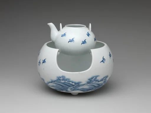 波に飛鳥文急須と火鉢 平戸焼|Teapot and Brazier with Design of Birds Flying over Waves