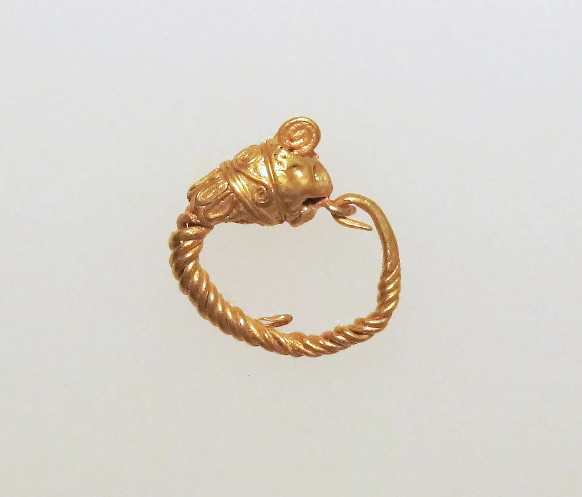 Gold earring with head of a lion — Unknown