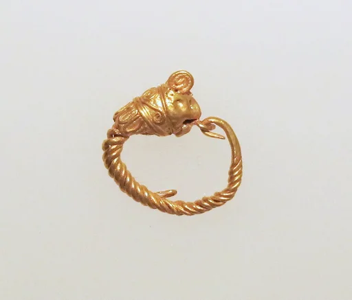 Gold earring with head of a lion