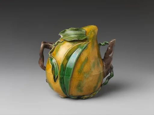 清中期  景德鎮窯素三彩桃形壺|Ewer in the shape of a peach