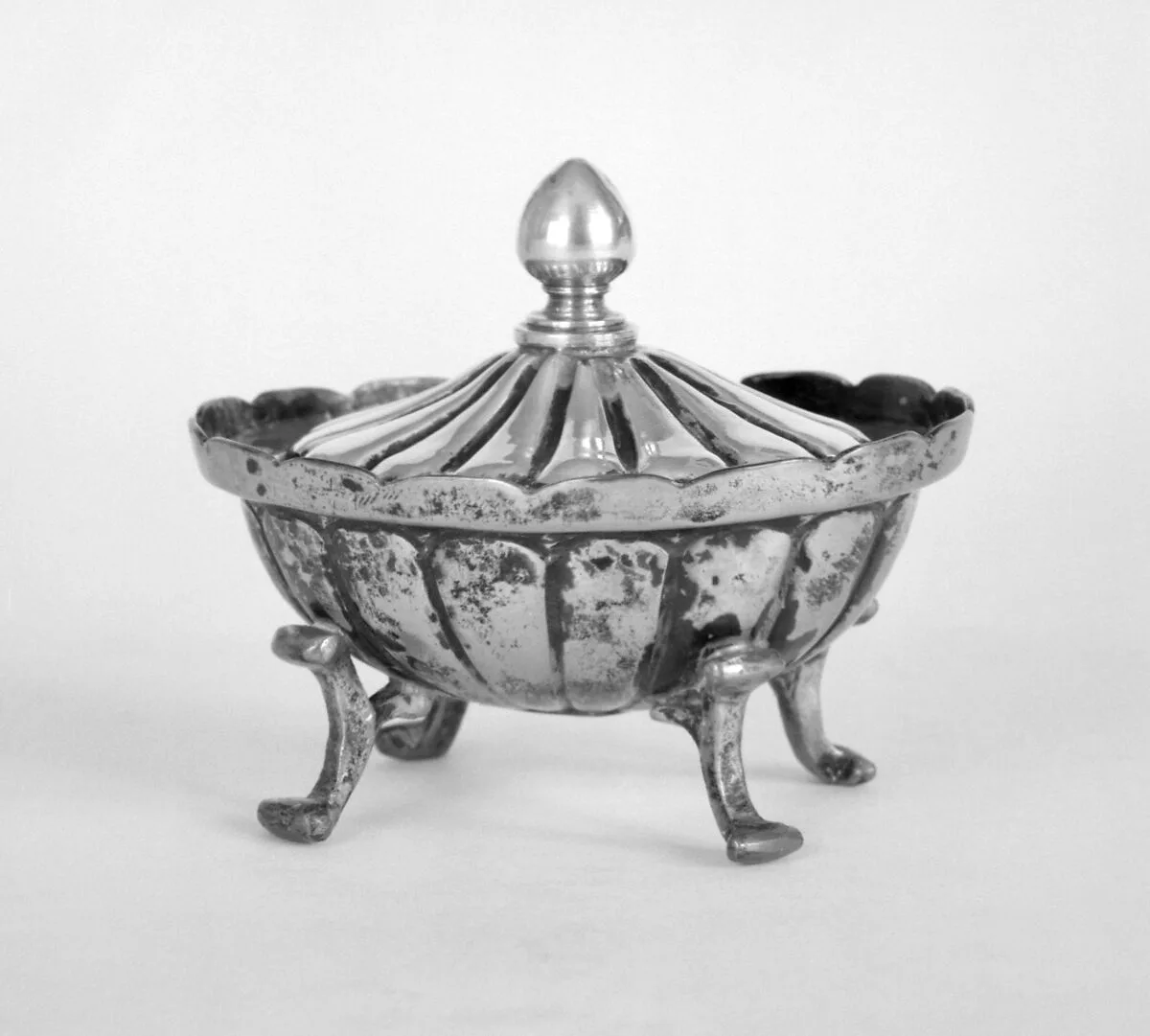 Oval-shaped salt bowl with cover — Unknown