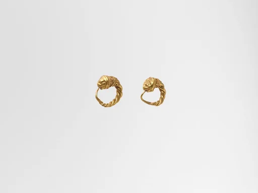 Gold earring with head of a lion