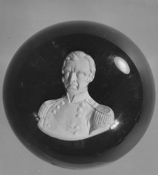 Paperweight — Baccarat glasshouse