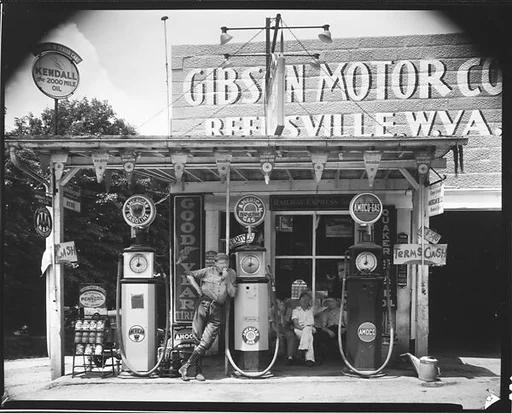 [Gibson Motor Company Gas Station with Attendant Leaning on Pump, Reedsville, West Virginia]
