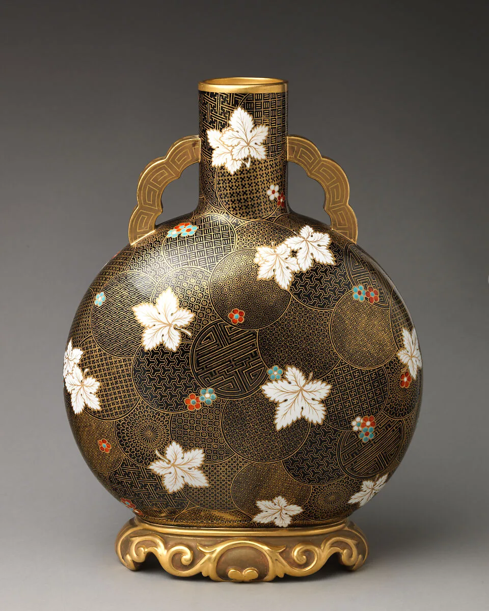 Moon flask with white flower motif on raised foot with flat handles — Worcester factory